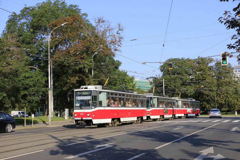 Dreifachtraktion bei der Straßenbahn Brno Urban