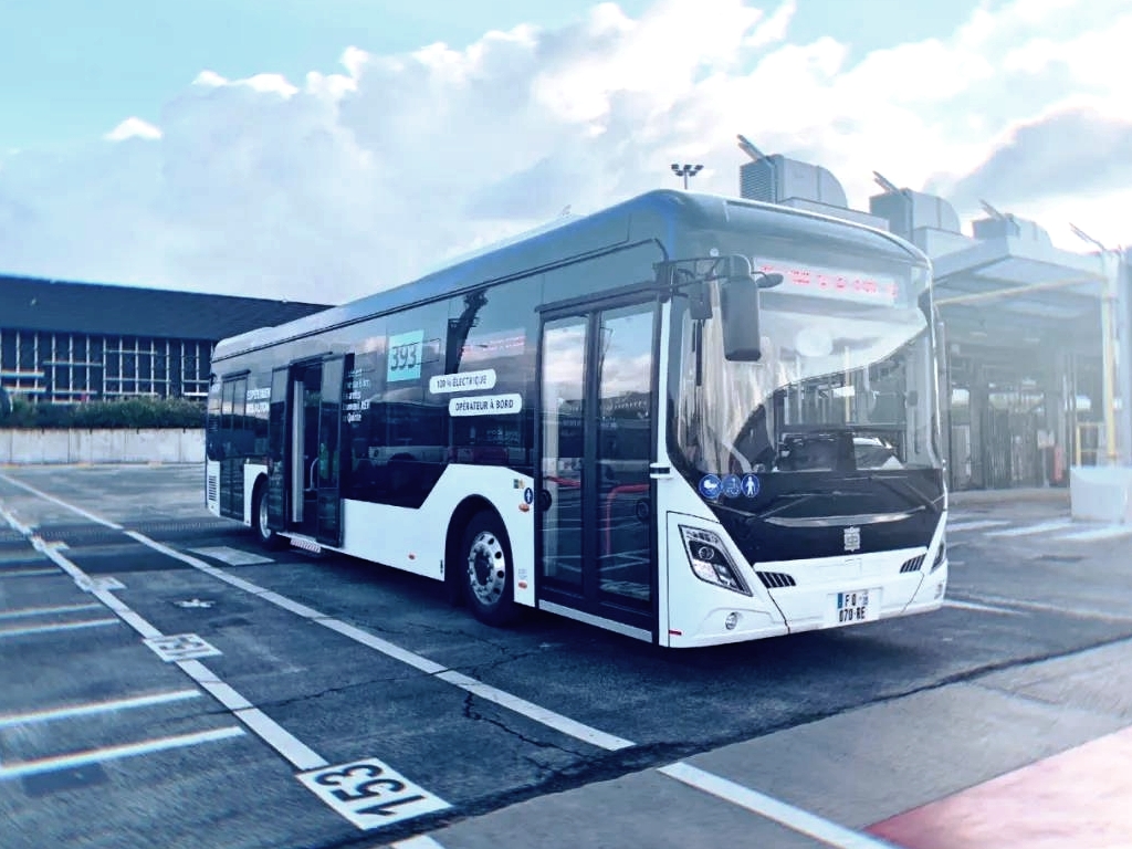 Chinese autonomous electric bus in service in Paris - Urban Transport